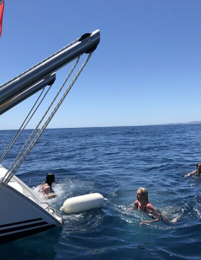 Personas disfrutando de un paseo en barco y un refrescante baño en altamar en Benalmádena