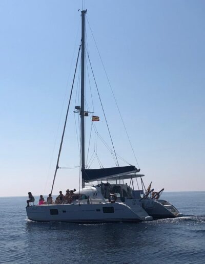 Disfruta de un paseo en barco catamarán en Benalmádena