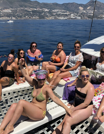 Celebración de cumpleaños en un barco en Benalmádena, con amigas disfrutando del mar