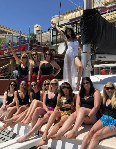 Despedida de soltera en un barco en Benalmádena, Málaga, con un grupo de amigas disfrutando del mar y el sol
