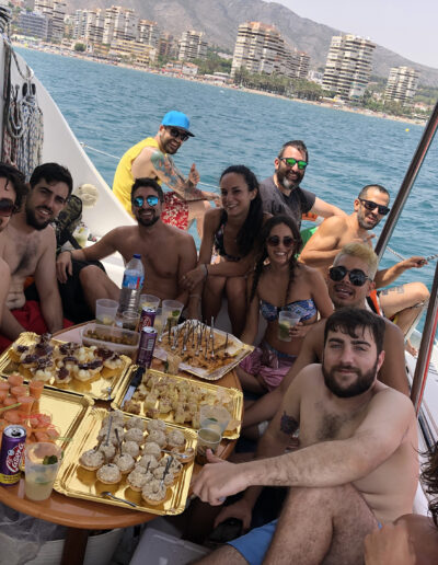 Actividad de team building en un barco en Benalmádena, con compañeros de trabajo participando en actividades de grupo