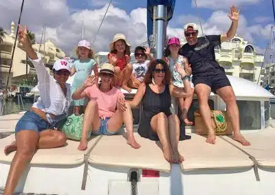 Paseo en barco en familia