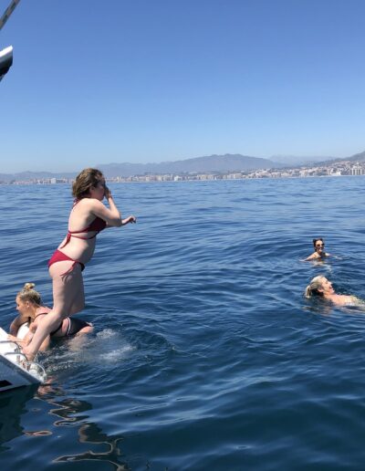Personas disfrutando de un paseo en barco y un refrescante baño en altamar en Benalmádena