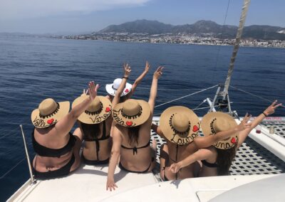 Despedida de soltera en un barco en Benalmádena, Málaga, con un grupo de amigas disfrutando del mar y el sol