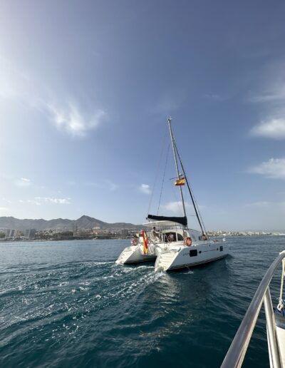 Disfruta de un paseo en barco catamarán en Benalmádena en Málaga