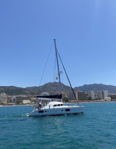 Disfruta de un paseo en barco catamarán en Benalmádena en Málaga