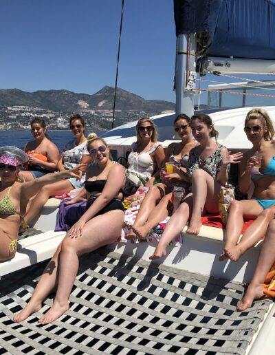 Fiesta de cumpleaños en un barco en Benalmádena, disfrutando de un día especial en el mar