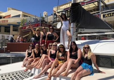 Despedida de soltera en un barco en Benalmádena, Málaga, con un grupo de amigas disfrutando del mar y el sol